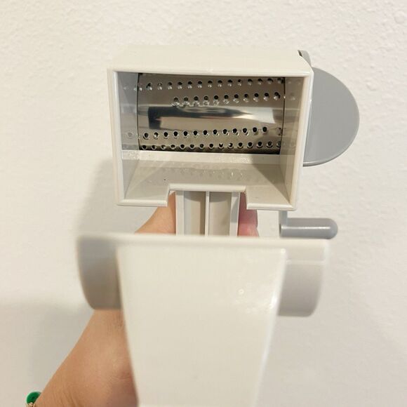 The Pampered Chef Deluxe Cheese Grater #1275 w/ 2 Grating Attachments - Picture 3 of 6